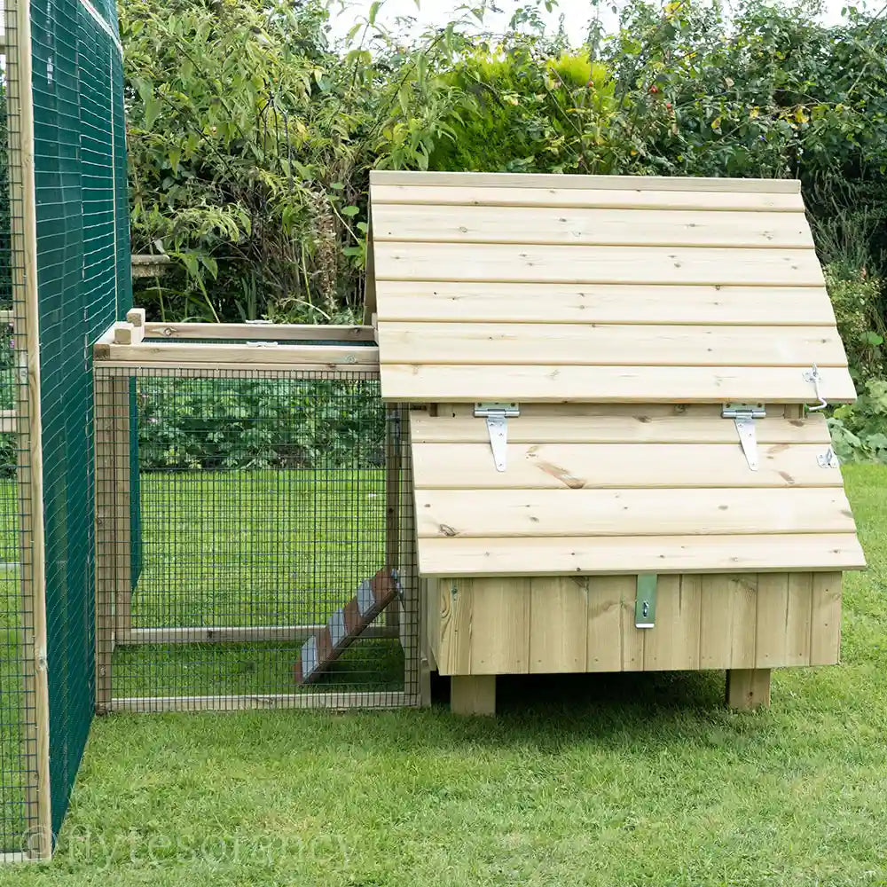 Protection Pen Mating Panel with Maggie's 6 Henhouse