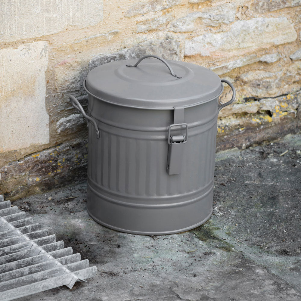 Metal Feed Bin with Locking Lid