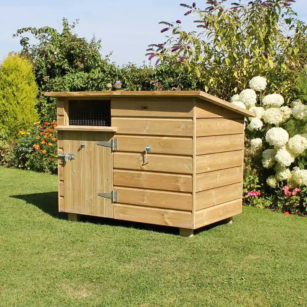 Outdoor Dog Kennel door closed