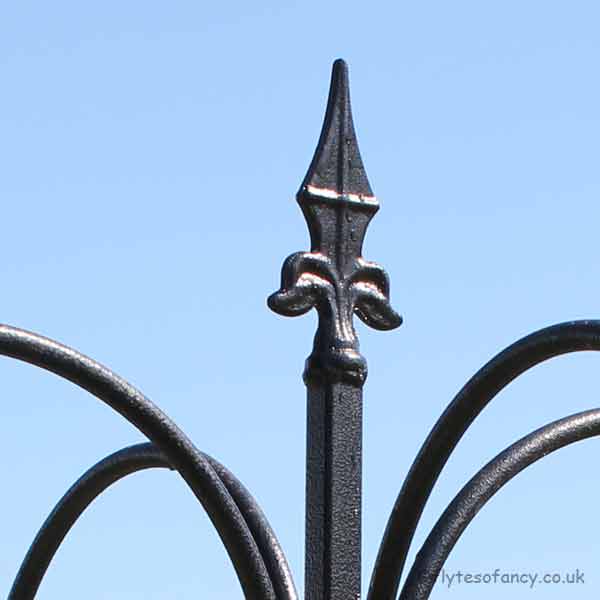 Finial detail Poppy Forge 4-Way Steel Bird Feeder Pole