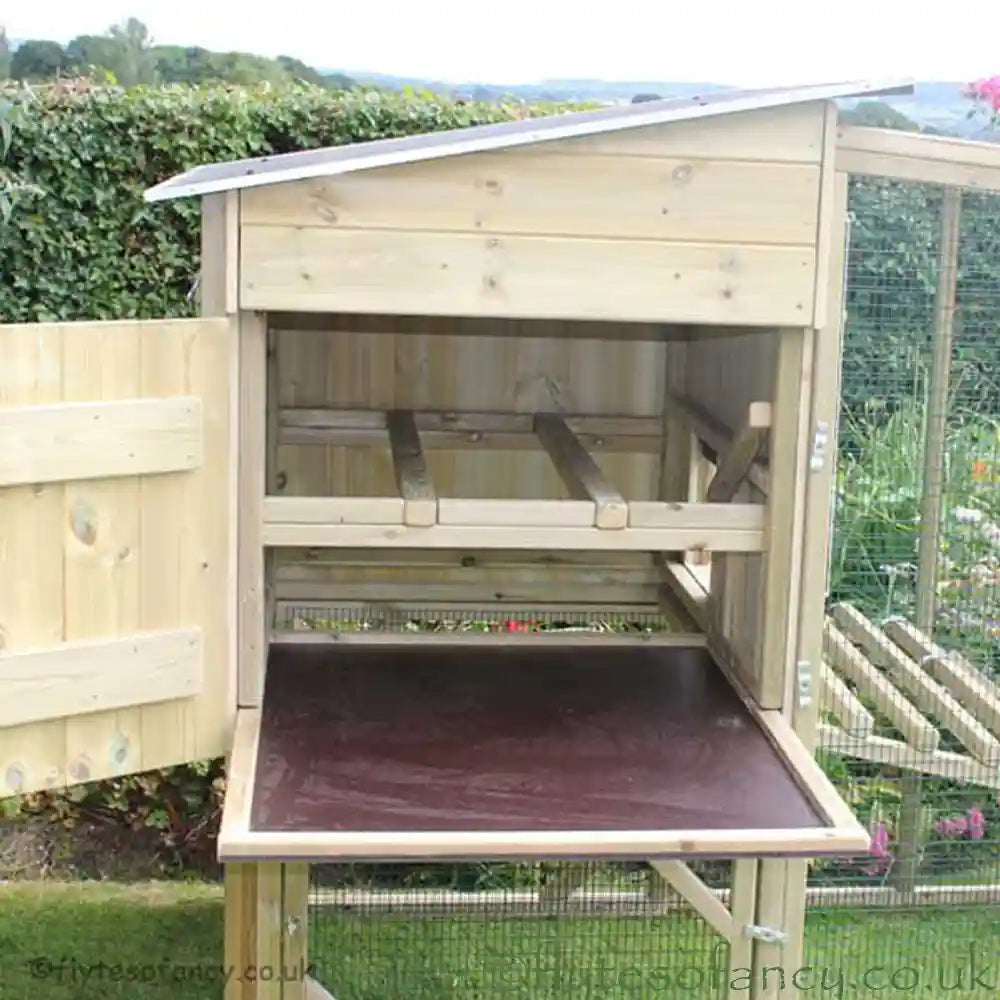 Removable floor Flyte Aviary 6 Chicken Coop