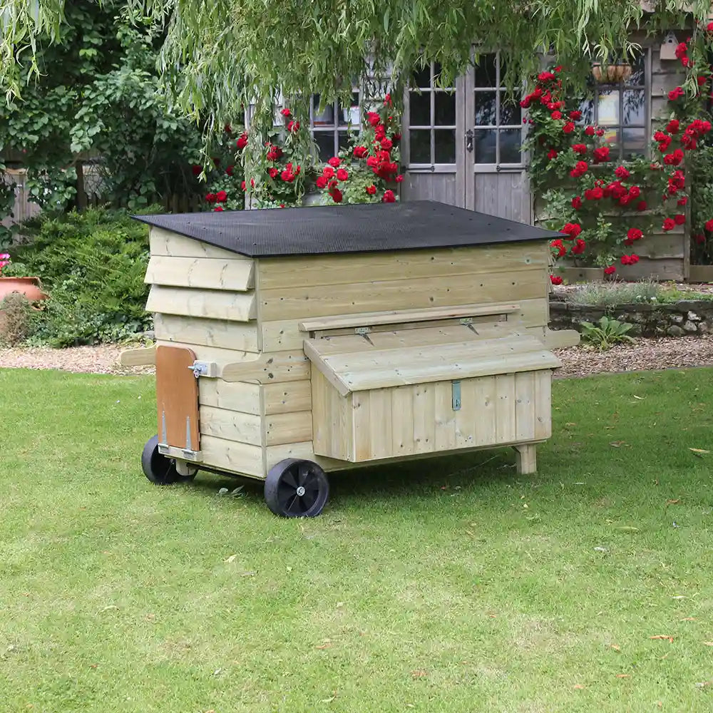 Rear view Handy 15 Hen House with wheels